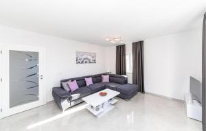 Posezení v ubytování Beautiful Apartment In Okrug Gornji