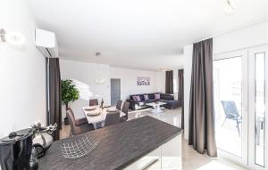 Posezení v ubytování Beautiful Apartment In Okrug Gornji