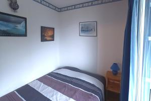 een slaapkamer met een bed en foto's aan de muur bij Les Oursons - Station de ski accessible à pied in La Bresse