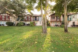 eine Reihe von Häusern mit Bäumen im Hof in der Unterkunft Village Moliets - maeva Home - Appartement 3 Pièces 7 Personnes - Sélection MAE-2750 in Moliets-et-Maa