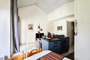 Zimmer mit einer Küche mit einem Tisch und einer Theke in der Unterkunft Village Moliets - maeva Home - Appartement 3 Pièces 7 Personnes - Sélection MAE-2750 in Moliets-et-Maa