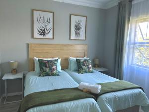 um quarto com 2 camas e uma janela em The Comfy Corner @ Skyfall Country Estate em Polokwane