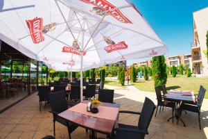 A restaurant or other place to eat at Nessebar and Holiday Fort Apartments
