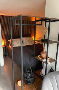 Pokój z łóżkiem piętrowym i pokój z: w obiekcie Studio@25 w Zandvoort