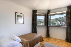 - une chambre avec un lit et 2 fenêtres dans l'établissement Vila Curic, à Dubrovnik