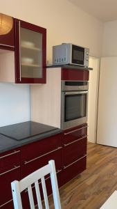 a kitchen with a stove and a microwave at Große Wohnung in Magdeburg