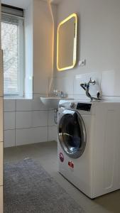 - un lave-linge dans la salle de bains pourvue d'un lavabo dans l'établissement Große Wohnung, à Magdebourg