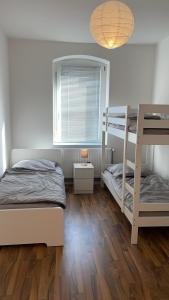 - une chambre avec 2 lits superposés et une fenêtre dans l'établissement Große Wohnung, à Magdebourg