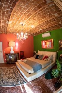 ein Schlafzimmer mit einem großen Bett mit Ziegeldecke in der Unterkunft Casita Jolanda in Albano Laziale