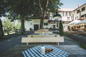 una mesa de picnic con un mantel azul y blanco a cuadros en Alpengasthof Hochberg - Familie Gruber, en Traunstein