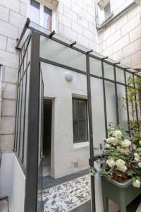 uma porta aberta para um edifício com uma instalação em Le Duplex d'Eugenie - Parking - Centre - Clim em Saumur
