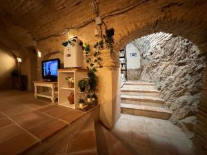 A television and/or entertainment centre at Suite con Cueva Romana/Roman Cave * Early Check-in
