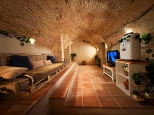 A television and/or entertainment centre at Suite con Cueva Romana/Roman Cave * Early Check-in