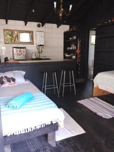 1 dormitorio con 1 cama y cocina con encimera en Cabañas del mar, en Maitencillo