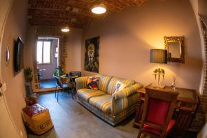 ein Wohnzimmer mit einem Sofa und einem Tisch in der Unterkunft Casita Jolanda in Albano Laziale