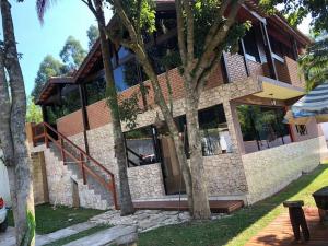 a building with a staircase in front of it at Chácara em Ibiúna com piscina e acesso a represa in Ibiúna