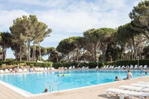 uma piscina num resort com pessoas em Résidence Saint-Raphaël Valescure - maeva Home - Appartement 3 Pièces 6 Pe 75 em Valescure