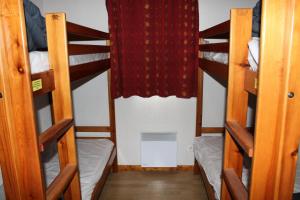 a room with two bunk beds and a window at Les Chalets De Superd Ancolie - 3 Pièces pour 10 Personnes 324 in Le Dévoluy