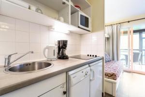 Kuchyňa alebo kuchynka v ubytovaní La Résidence du Golf - maeva Home - Appartement 2 pièces 5 personnes - Confort MAE-5374