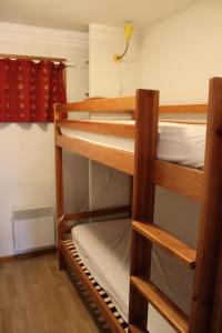 two sets of bunk beds in a room at Les Chalets De Superd Ancolie - APPARTEMENT DANS CHALET DE 30 LOGEMENTS EXPO VALLEE MAE-8434 in Le Dévoluy