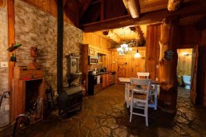 uma cozinha com um fogão e uma mesa num quarto em Bois Rond Sauna Lake em Grenville-sur-la-Rouge