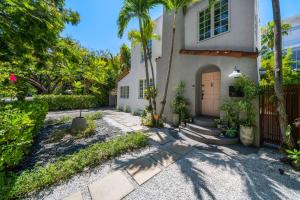 dom z palmami i podjazdem w obiekcie Oceanfront Elegance: 3-BR Villa in Miami's Design w Miami