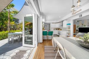 kuchnia i salon ze stołem i jadalnią w obiekcie Oceanfront Elegance: 3-BR Villa in Miami's Design w Miami