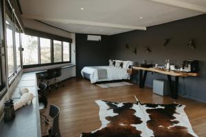 Sensiri Plains Safari Lodge في Mkuze: غرفة نوم بسرير وسجادة مطبوعة بقر