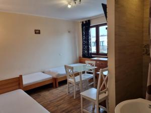 Posteľ alebo postele v izbe v ubytovaní Hostel Rumiankowy Airport Hostel