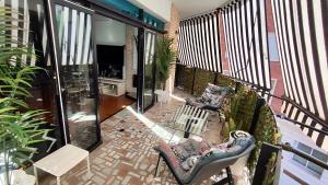 einen offenen Balkon mit 2 Stühlen und einem Tisch in der Unterkunft Terrasa de Mercado Central in Valencia
