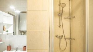 a bathroom with a shower and a sink at Le Logis des Perles 1 - Emplacement Idéal - 4 pers in Troyes +15 photos