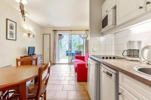 Kuchyňa alebo kuchynka v ubytovaní La Résidence du Golf - maeva Home - Appartement 2 pièces 4 personnes - Confort MAE-5444
