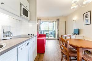 Kuchyňa alebo kuchynka v ubytovaní La Résidence du Golf - maeva Home - Appartement 2 pièces 4 personnes - Confort MAE-5448