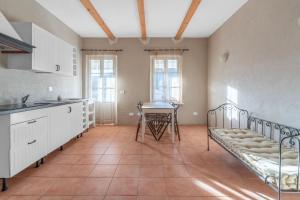 La Locanda Del Molino في Fortunago: مطبخ مع سرير وطاولة في الغرفة