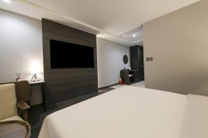 TV a/nebo společenská místnost v ubytování H Avenue Hotel Sangmu Branch