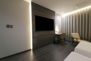 Postel nebo postele na pokoji v ubytování H Avenue Hotel Sangmu Branch