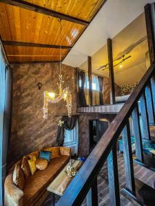 - un salon avec un canapé et un escalier dans l'établissement Complex Katalina, à Tsigov Chark