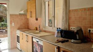 une cuisine avec un évier et un plan de travail dans l'établissement Appartement Kallisté, Logements avec vue citadelle de Bonifacio, à Bonifacio 43 autres photos