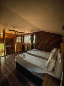 a bedroom with a large bed in a room at Complex Katalina in Tsigov Chark