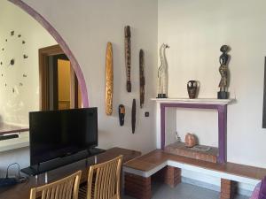 een woonkamer met een tv en een open haard bij Davide's House in Lomagna