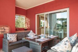 uma sala de estar com um sofá e uma mesa em Villa Pinhal Luxa - Heated pool, Sauna, Steamroom, Gym, Pool table - Stunning villa on golf Pinhal Velho, em Quarteira
