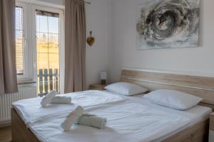 Una cama o camas en una habitación de Penzion ob Ribniku