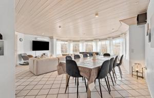 ein Esszimmer mit Tisch und Stühlen und einer Couch in der Unterkunft 4 Bedroom Amazing Home In Ringkøbing in Nørre Lyngvig
