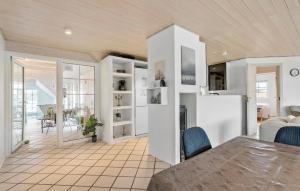 eine Küche und ein Wohnzimmer mit Tisch und Stühlen in der Unterkunft 4 Bedroom Amazing Home In Ringkøbing in Nørre Lyngvig