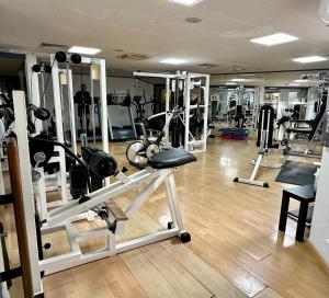 een fitnessruimte met veel apparatuur in een kamer bij Hotel complex house near the beach in Paphos City