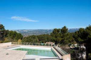 uma piscina no telhado de uma casa em Les Coteaux de Pont Royal en Provence - maeva Home - Appartement 2 Pièces 4 22 em Mallemort
