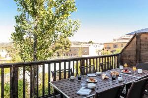 Balkon lub taras w obiekcie Les Coteaux de Pont Royal en Provence - maeva Home - Maison 4 Pièces 8 Personnes - Sélection MAE-6026