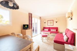 salon z kanapą i stołem w obiekcie Les Coteaux de Pont Royal en Provence - maeva Home - Maison 4 Pièces 8 Personnes - Sélection MAE-6026 w mieście Mallemort