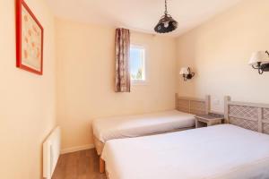 Łóżko lub łóżka w pokoju w obiekcie Les Coteaux de Pont Royal en Provence - maeva Home - Maison 4 Pièces 8 Personnes - Sélection MAE-6026