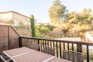 Balkon lub taras w obiekcie Les Coteaux de Pont Royal en Provence - maeva Home - Maison 4 Pièces 8 Personnes - Sélection MAE-6026